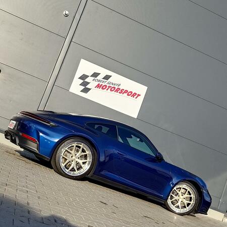 Nový sportovní výfuk Akrapovič Slip-On Race Line z vysoce...