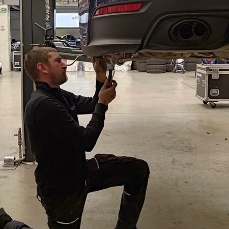 Nový sportovní výfuk Akrapovič Slip-On Race Line z vysoce...