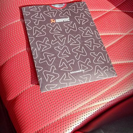 Ten zvuk je nezapomenutelný!🔊🔊🔊 Další montáž výfuku Akrapovič...