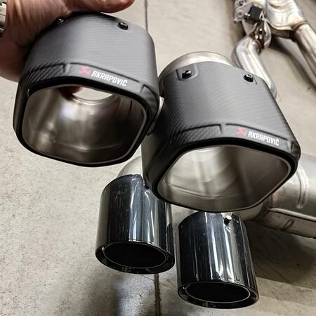 Montujeme sportovní výfuk Akrapovič Slip-On Line do nového...