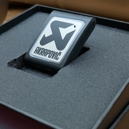 Montujeme sportovní výfuk Akrapovič Slip-On Line do nového...