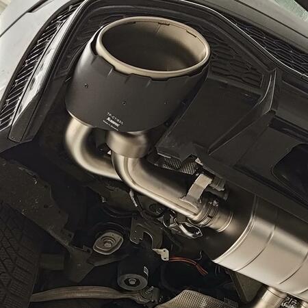 Titanový sportovní výfuk Evolution Line od legendárního...