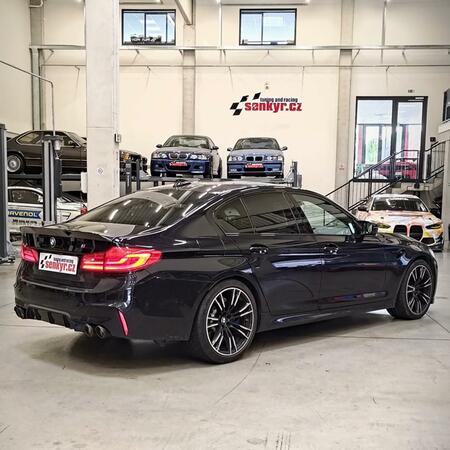 Instalaci výfukového systému Akrapovič jsme doplnili o aero...