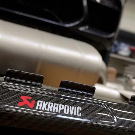 Instalaci výfukového systému Akrapovič jsme doplnili o aero...