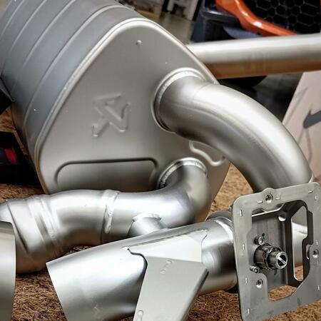 Super zvuk titanového výfuku Akrapovič ladí s individuálním...