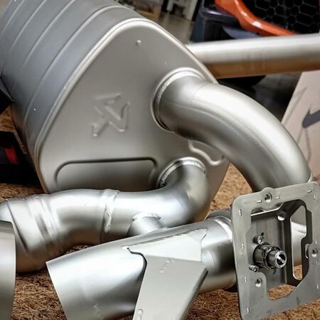 Super zvuk titanového výfuku Akrapovič ladí s individuálním...