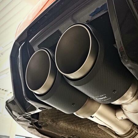 Super zvuk titanového výfuku Akrapovič ladí s individuálním...