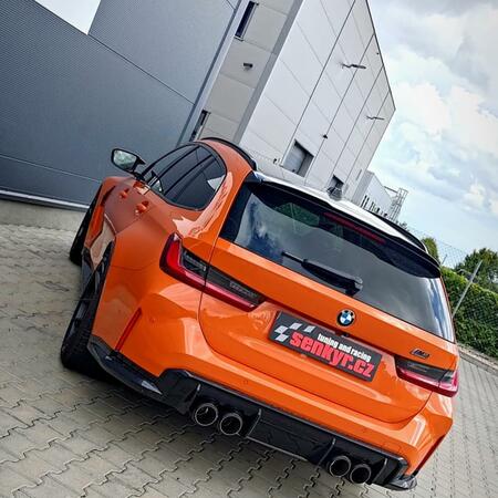 Super zvuk titanového výfuku Akrapovič ladí s individuálním...