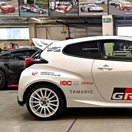 Hezký projekt Toyota GR Yaris jsme završili výrazným křídlem...