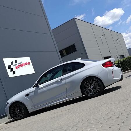 Sportovní výfuk Akrapovič Slip-On Line rozšířený o středové...