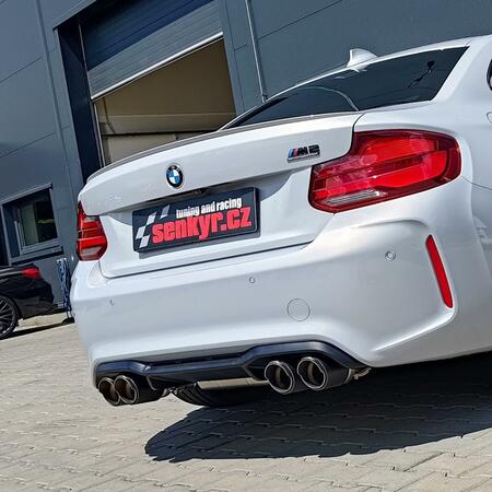 Sportovní výfuk Akrapovič Slip-On Line rozšířený o středové...