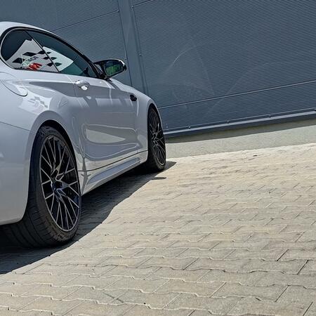 Sportovní výfuk Akrapovič Slip-On Line rozšířený o středové...