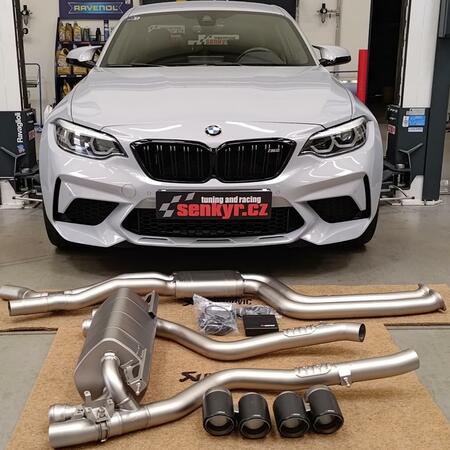 Sportovní výfuk Akrapovič Slip-On Line rozšířený o středové...