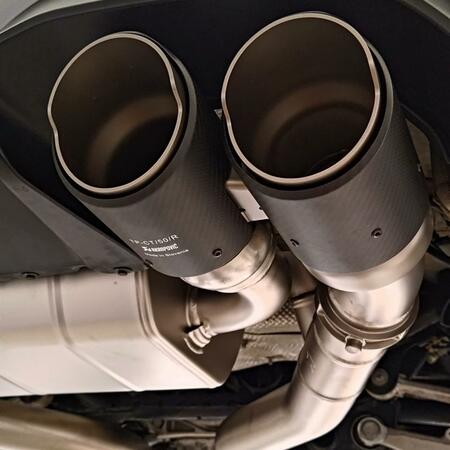 Sportovní výfuk Akrapovič Slip-On Line rozšířený o středové...