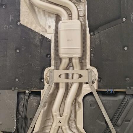 Sportovní výfuk Akrapovič Slip-On Line rozšířený o středové...