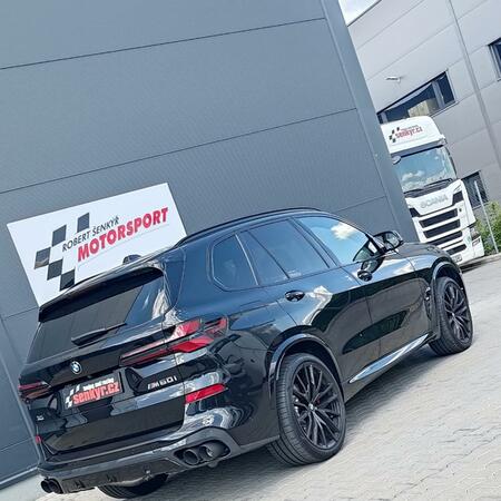 Instalujeme sportovní výfuk dÄHLer HP do BMW X5 M 60i. Kromě...