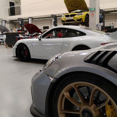 BMW a Porsche den v našem Performance & Racing Centru. •...
