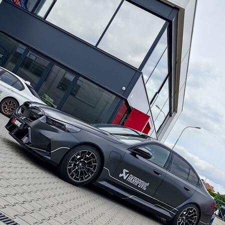 Společně s Akrapovič jsme dnes představili našim zákazníkům...