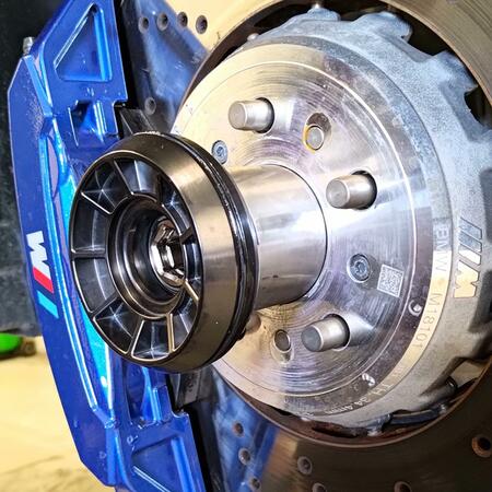 Instalujeme adaptační sadu s koly BMW M Performance s centrální...