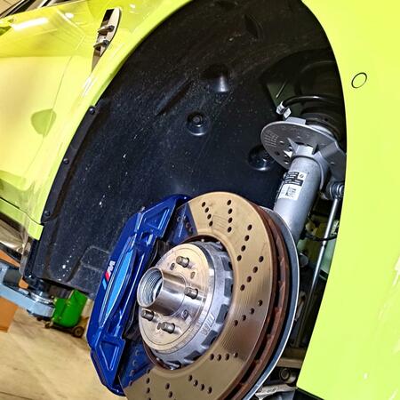 Instalujeme adaptační sadu s koly BMW M Performance s centrální...