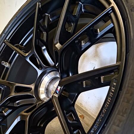 Instalujeme adaptační sadu s koly BMW M Performance s centrální...