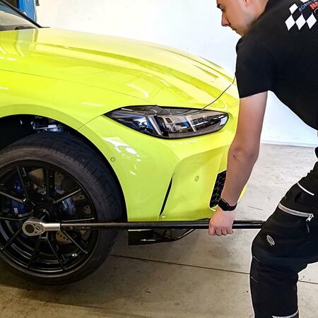 Instalujeme adaptační sadu s koly BMW M Performance s centrální...