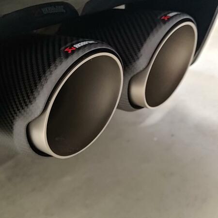 Instalací výfuku Akrapovič získal majitel power-kombi BMW...