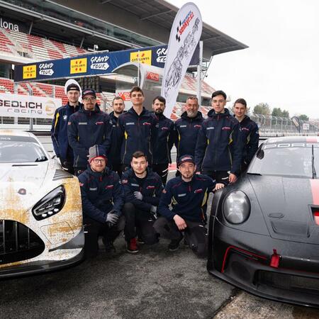 Mechanici týmu Šenkýř Motorsport 🚀 5 race trucků, 16 závodních...