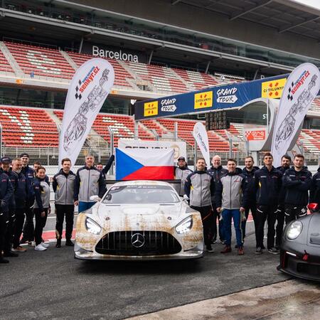 Mechanici týmu Šenkýř Motorsport 🚀 5 race trucků, 16 závodních...